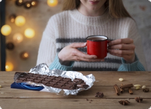 Karl Fazer Milchschokolade mit Mandeln, Cranbeeren und Weihnachtsgewürzen